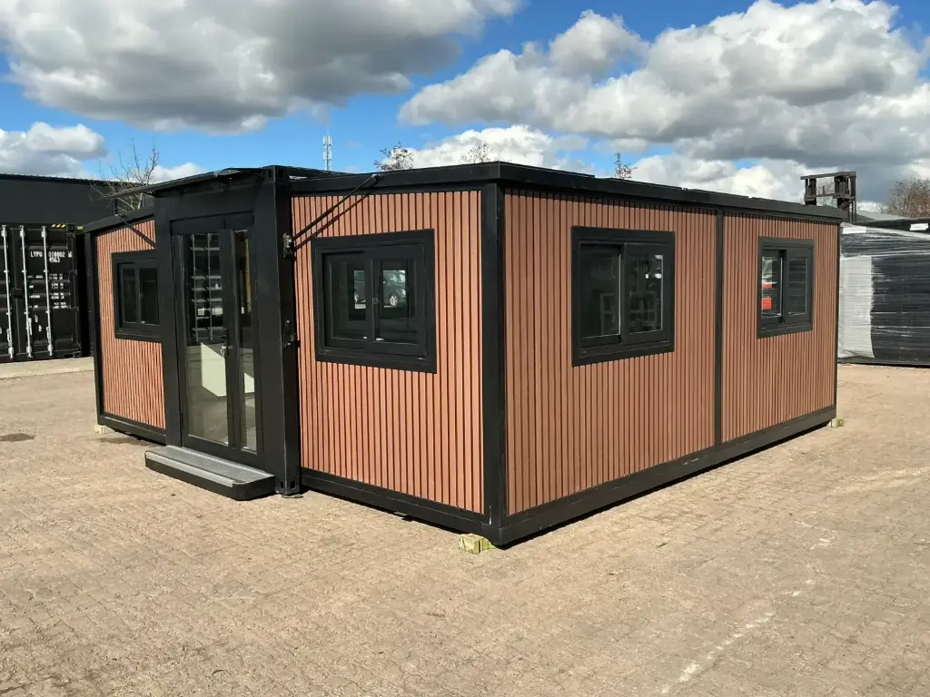 Tiny House / Casa mobile effetto legno, anno 2025